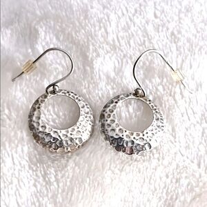 🌺 SILVER 3/4” DIAMETER HAMMERED STAINLESS STEEL HOOP EARRINGS w/BACKINGS
